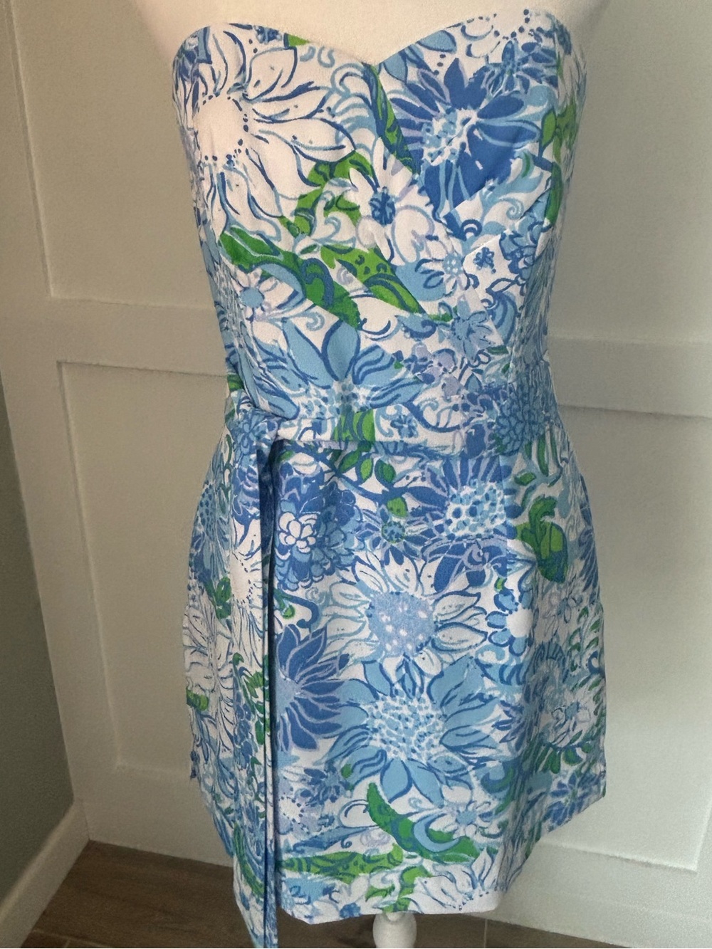 LILLY PULITZER Kylo Strapless Romper in Prenchie Blue Suns Out. Size 4 - Picture 2 of 8
